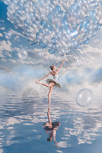 在湖中美丽的芭蕾舞女图片
