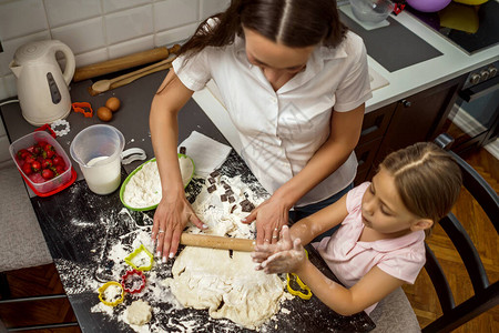 母亲和女儿正在厨房做饼干图片