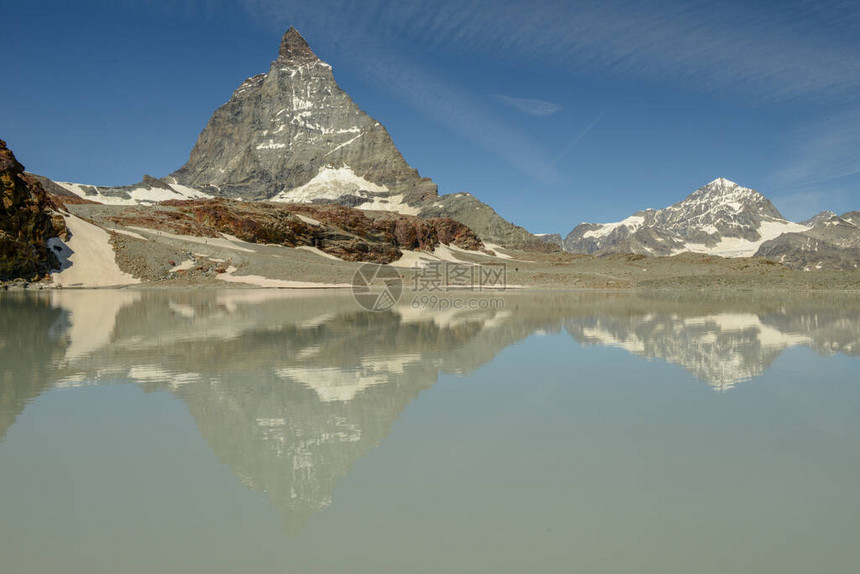 在瑞士阿尔卑斯山Zermatt上空的TrockenerSteg与Materhorn山相图片