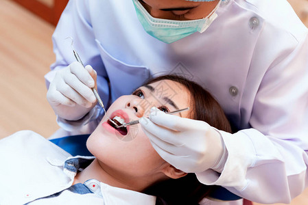 牙科诊所的牙科和医疗保健概念牙医为年轻的亚洲图片