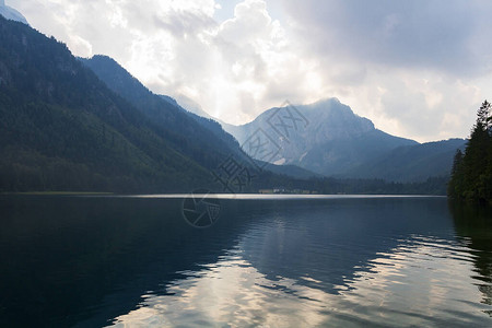 在奥地利阿尔卑山VorderLangbathsee湖上图片