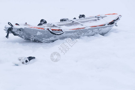 紧急救援雪橇上没有人和滑雪船在雪地下筑巢救图片