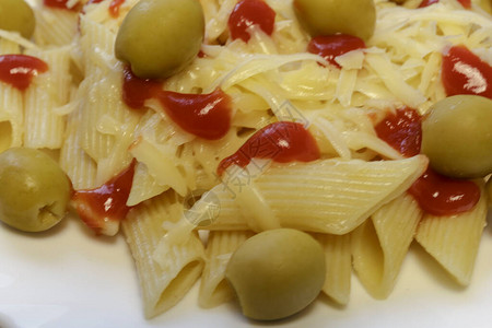 帕斯塔潘尼为番茄酱帕米桑奶酪和橄榄服务图片