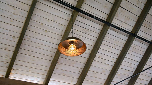 建筑物中的老式吸顶灯背景是木屋顶背景图片