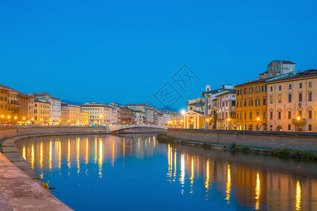 意大利的比萨市天际线和阿尔诺河图片