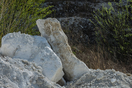石灰采石场中大块岩图片