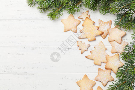 圣诞姜饼干和木背景的xmasfir树枝您可到顶端图片