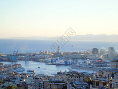热那亚港航运和集装箱码头的空中观察图片