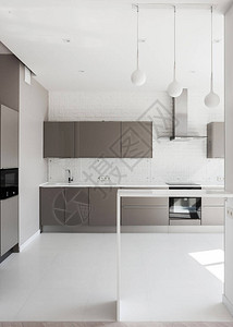 现代住宅的垂直视图与橱柜家具新内置家用电器水槽水龙头电烤箱炉灶和微波炉的背景图片