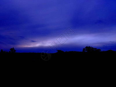 傍晚时分的山景和深蓝的天空图片