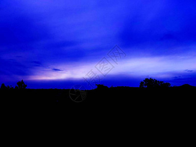 傍晚时分的山景和深蓝的天空图片