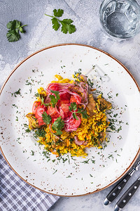 肉饭西红柿和洋葱盘子上的乌兹别克食物顶视图图片