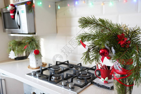 带有圣诞节和装饰的厨房内部图片