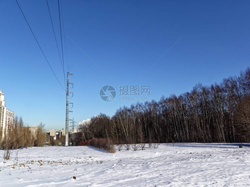 天气晴朗冬天的电线杆在寒冬图片