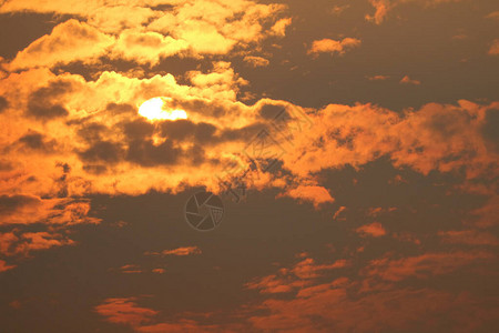 美丽的日落橙色黄的太阳月光云图片