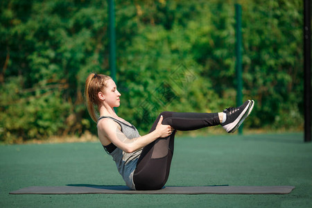 运动的年轻女子在操场上锻炼锻炼健身和健康的图片