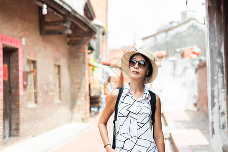亚洲彰化县鹿港镇老街上行走的亚洲女图片