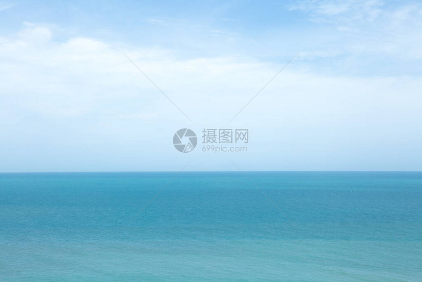 美丽的大海和蓝天自然背景的风景图片