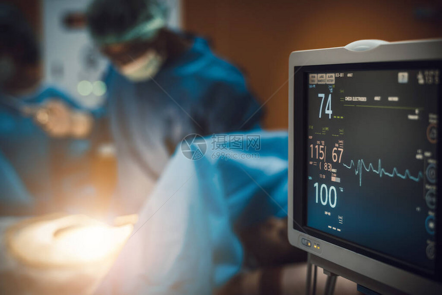 医院手术急诊室心电图显示患者心率与外科医生图片