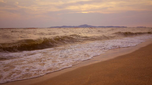 海面与太阳慢动作日出背景下的小波浪图片
