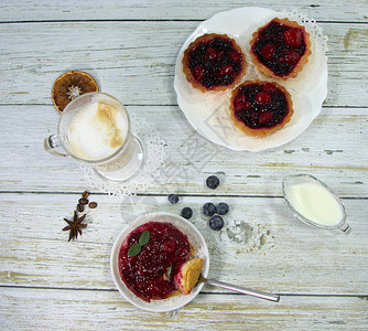 热咖啡加牛奶和浆果甜点早餐浪漫的早午餐奶精中的咖啡奶油浆果和图片