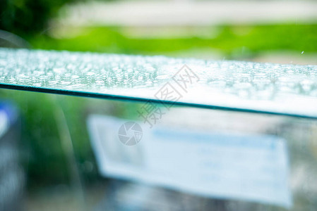 夏日公园玻璃上的雨滴图片