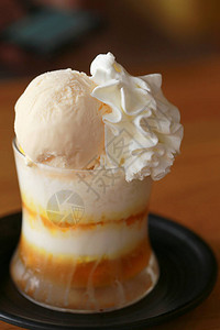 甜黄芒果bingsu现代韩国冷甜点或韩国玻璃冰淇淋美味和著图片