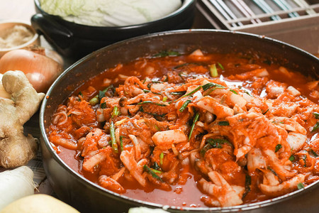 泡菜准备韩国料理名菜发酵蔬菜卷心菜萝卜辛辣和臭味调料包括苹果或梨洋葱图片