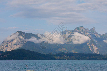 瑞士因特拉肯州Spietz镇附近的Thun湖在冬季中途乘船游湖时图片
