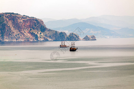 蓝色海洋和岩石的景象在土耳其海岸图片