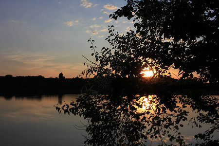 夏天的风景与太阳在河上下图片