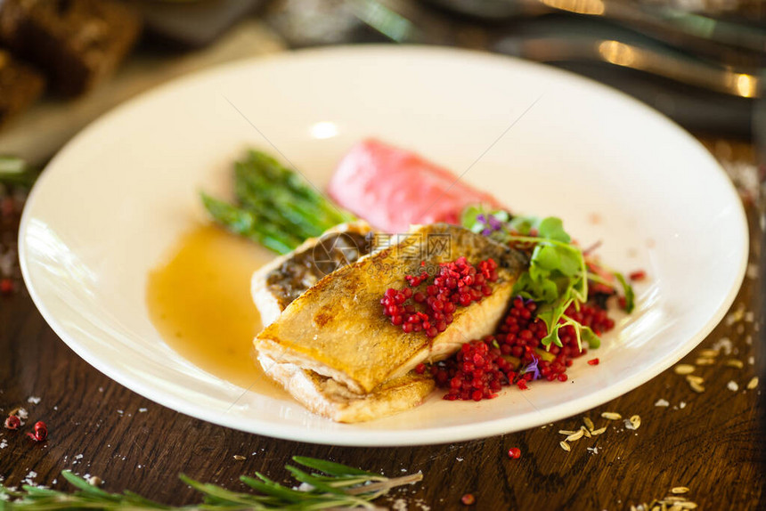 梭鲈鱼片芦笋珍珠蒸粗麦粉白葡萄酒酱甜菜味土豆泥美味的海鲜鱼特写在现代美食餐厅的餐图片