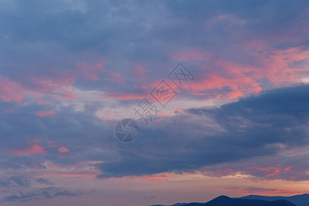 美丽的山丘夏夜日落风景图片