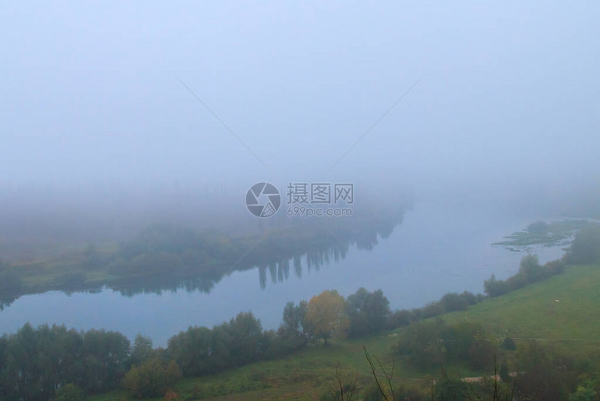 秋天的时候德涅斯特河的景色被浓雾笼罩着图片