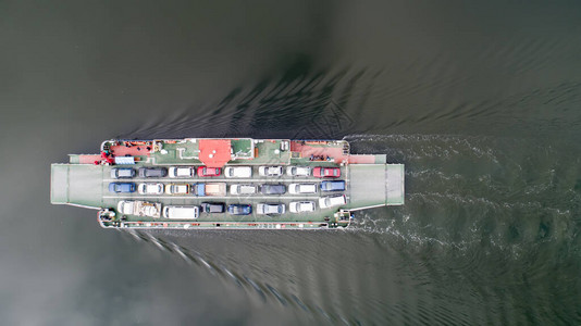 渡船航行的俯视图渡轮转移汽车渡轮将汽车和乘客图片