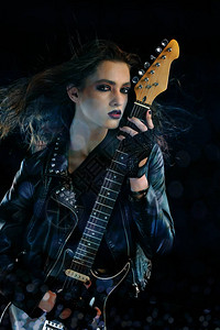 摇滚明星和她的电吉他图片