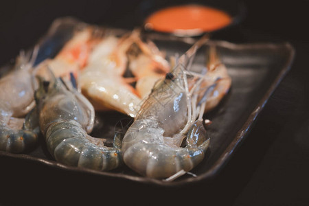 新鲜生河虾在餐桌上的热锅苏图片