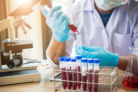 实验室技术助理在实验室的试管中分析血样医疗制药和图片