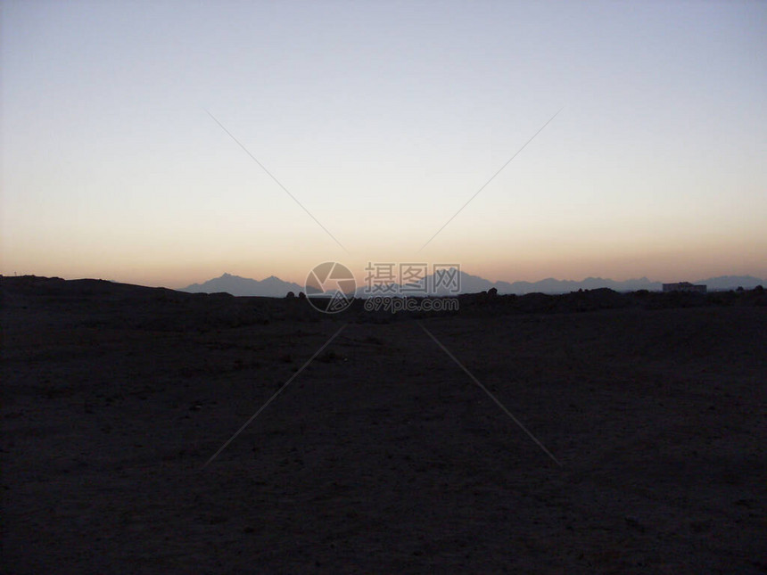 夜晚的沙漠日落和地图片