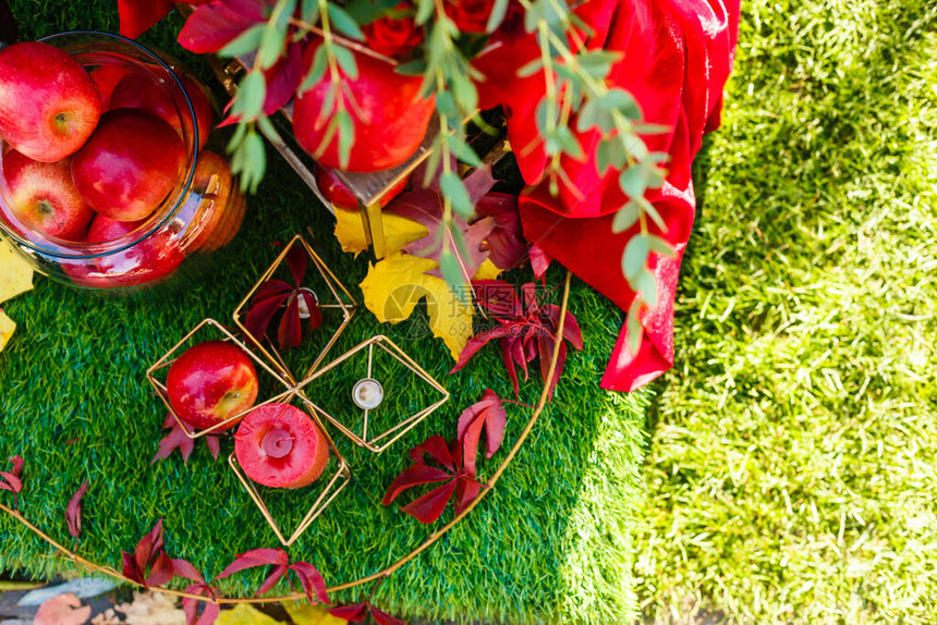 秋天死寂摄影区装饰乌克兰葡萄树红橘子的木头苹果桶图片