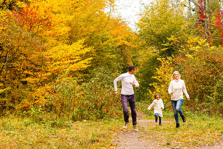 秋天公园里可爱的家庭的照片图片
