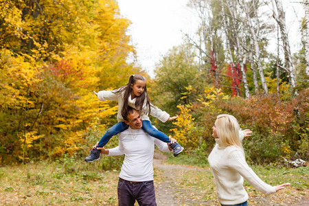 带着孩子的家庭去秋天的公园图片