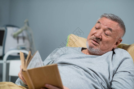 一个英俊的老人在医院病房图片