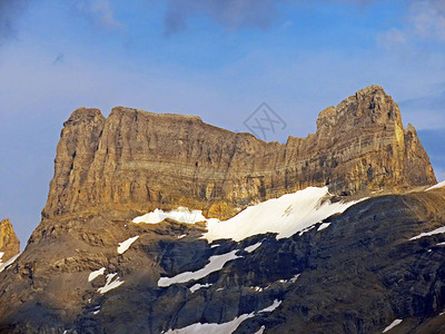 阿尔卑斯山峰总温登斯托克Wendestock和普法芬休特Pfaffenhueoet位于甘特尔Gantel和加德默塔尔山谷之间背景图片