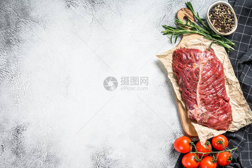 砧板上的顶级刀片牛排生肉大理石牛肉灰色背景顶视图片