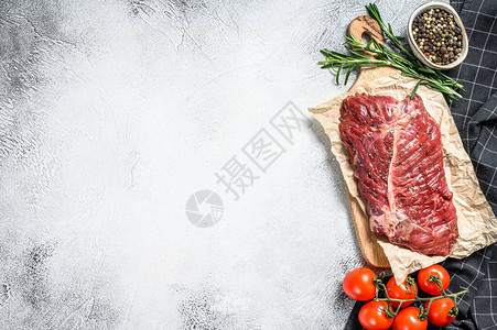 砧板上的顶级刀片牛排生肉大理石牛肉灰色背景顶视图片