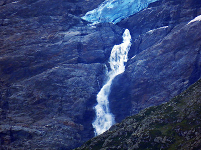瑞士冰川下的季节夏季瀑布图片