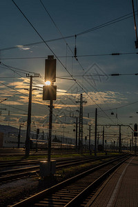 菲拉赫站的信号灯和电气化铁路与晨光高清图片