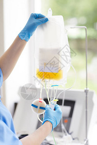 护士为住院病人提供注射维生素的输液图片
