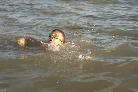 一个10岁男孩在海边游泳图片